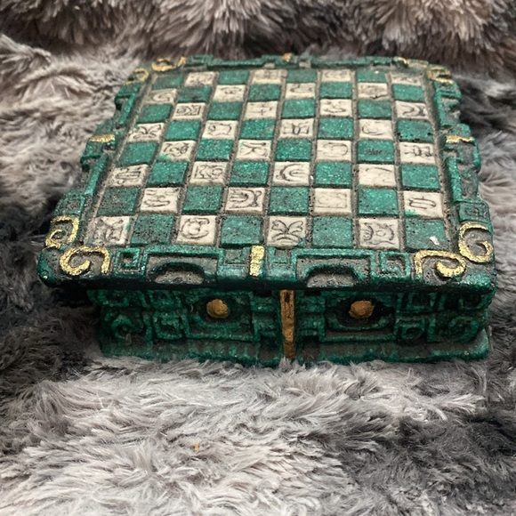 Vintage Mayan Aztec Chess Set Complete Green & White 8x8
inches - Picture 9 of 16